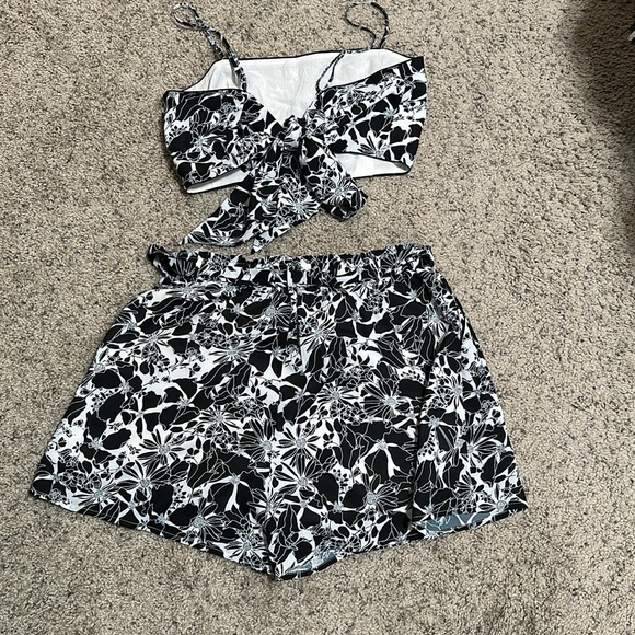 Lulu’s Two Piece Short Set - Picture 5 of 6